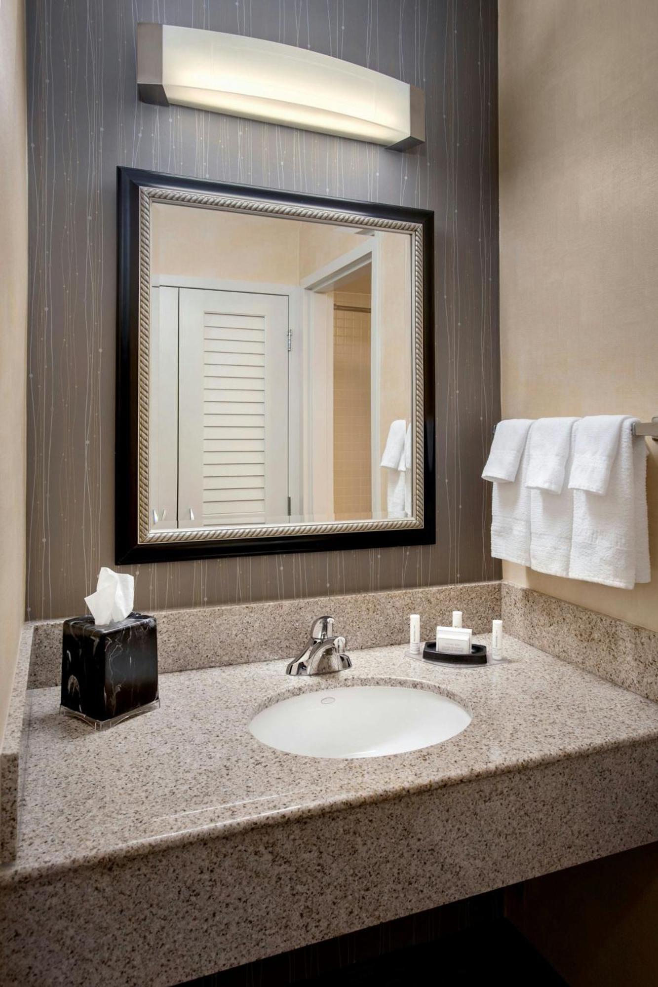 Courtyard By Marriott Hartford Windsor Airport Hotel Екстериор снимка