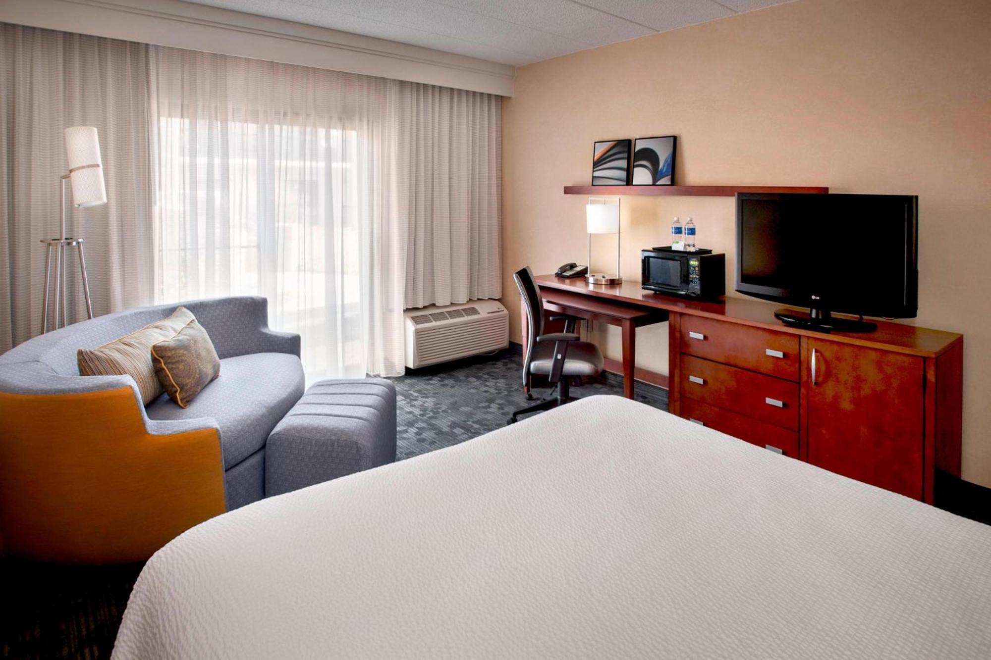 Courtyard By Marriott Hartford Windsor Airport Hotel Екстериор снимка