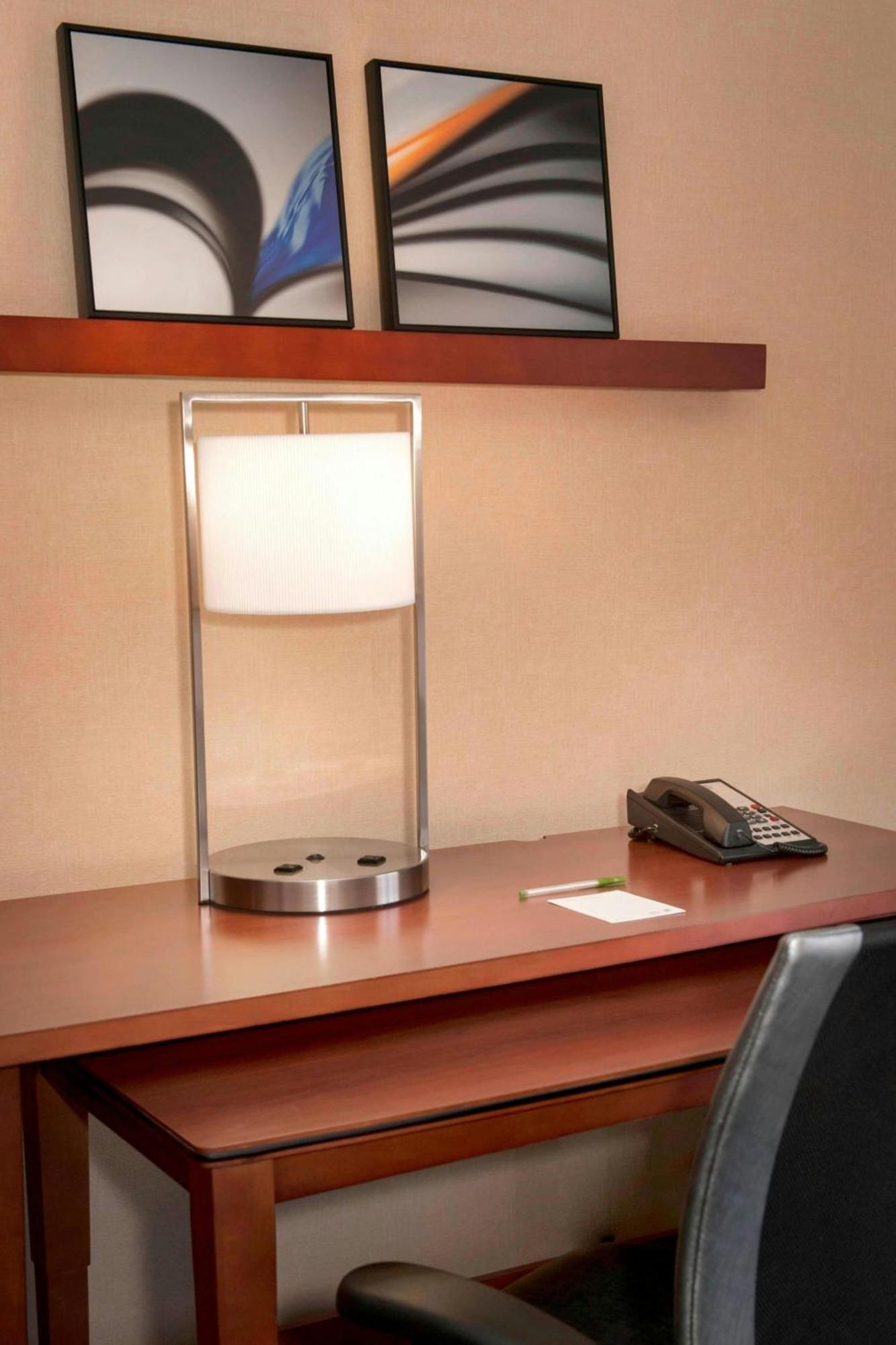 Courtyard By Marriott Hartford Windsor Airport Hotel Екстериор снимка