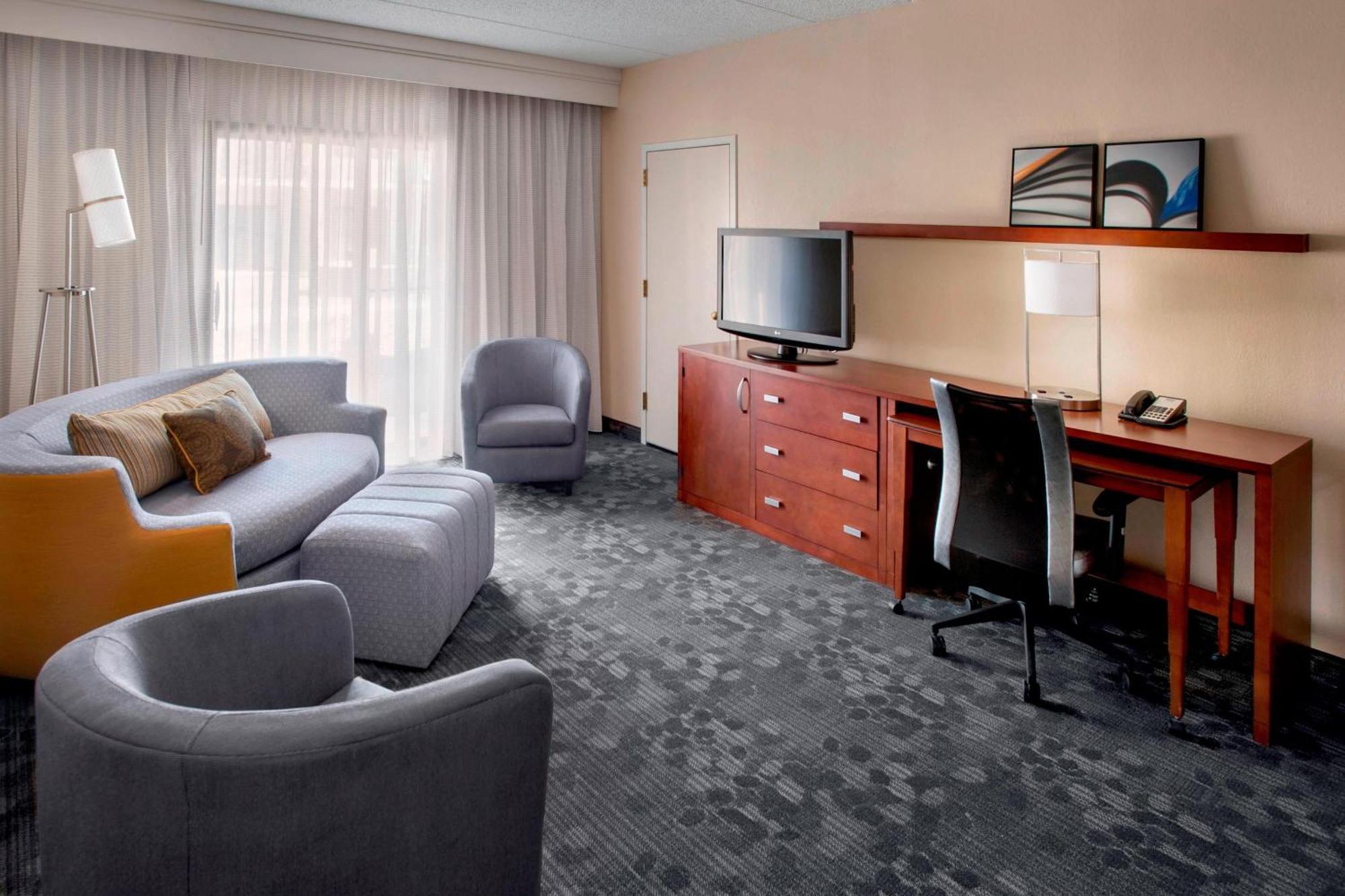 Courtyard By Marriott Hartford Windsor Airport Hotel Екстериор снимка