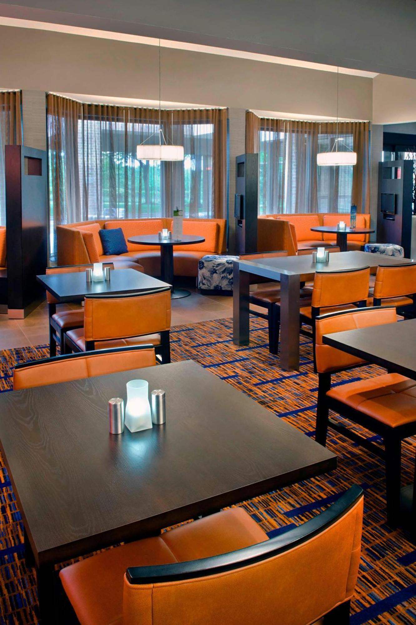 Courtyard By Marriott Hartford Windsor Airport Hotel Екстериор снимка