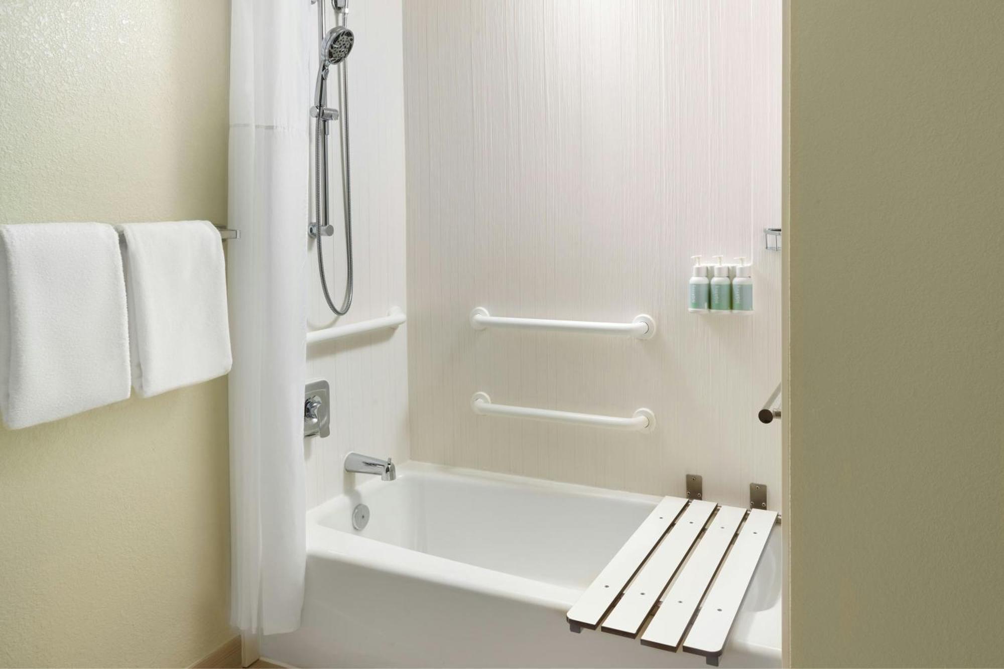 Courtyard By Marriott Hartford Windsor Airport Hotel Екстериор снимка